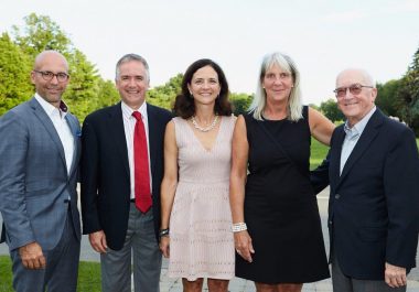 Photo officielle 2 Monsieur Jean-François Pruneau, président du conseil d'administration de la Fondation Père Sablon, M. Carl Gauvreau, président d'honneur et chef de la direction financière de Knowlton Development Corporation, Mme Christine Décarie, présidente du comité organisateur et Vice-présidente principale et gestionnaire de portefeuille, Groupe Investors, Mme Marie Beauchamp, directriec Fondation, communications et marketing de L'Oeuvre du Père Sablon et M. Pierre Gauvreau.